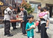 Polres Kediri Kota Bagikan Makanan Bergizi dan Jus Buah Gratis untuk Anak-Anak