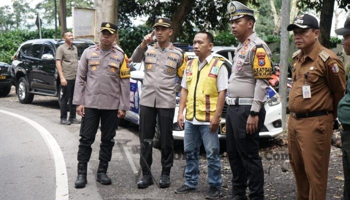 Mitigasi Jalur Rawan Jelang Nataru, Polres Jember Sisir Jalan di Gunung Gumitir