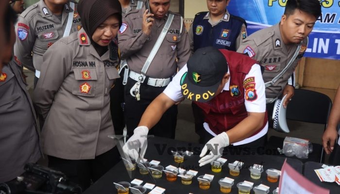 32 Personil Polres Sampang Ikuti Tes Urine Dadakan Usai Apel Jam Pimpinan
