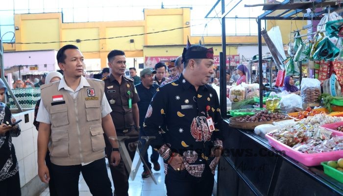 Jelang Nataru, Satgas Pangan Polres Malang dan Forkopimda Sidak Pasar untuk Pantau Harga dan Stok Pangan