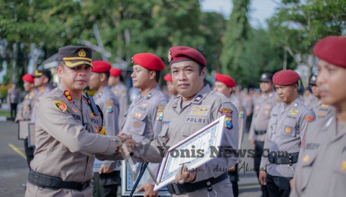 Kapolres Sampang Berikan Penghargaan kepada 27 Anggota Berprestasi