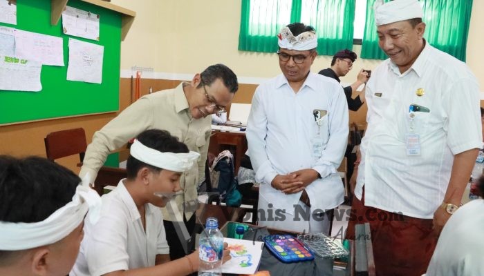 Wamendikdasmen Fajar Riza Ul Haq Tinjau Proses Belajar Mengajar di SMP Dwijendra Denpasar