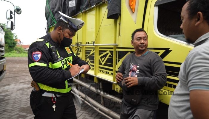 Kapolres Gresik Tegaskan Larangan Truk di Jam Operasional, Angkutan MBLB Wajib Pakai Terpal