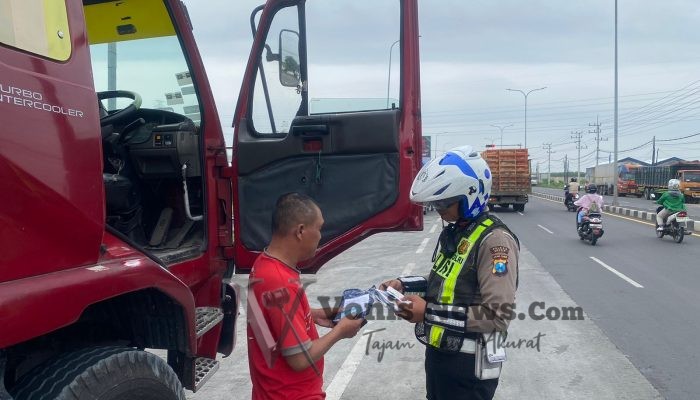 Tingkatkan Keselamatan di Jalan Raya, Satlantas Polres Gresik Tindak Tegas Truk Langgar Jam Operasional
