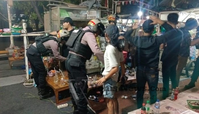 Polres Pelabuhan Tanjung Perak Gencarkan Patroli Perintis Presisi, Amankan 10 Pemuda Pesta Miras Jelang Ramadan