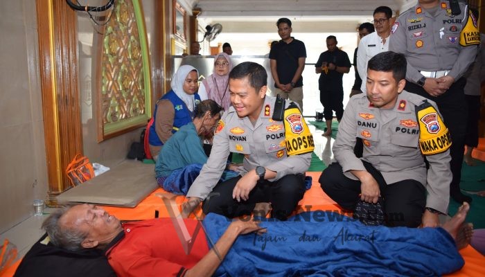 Kapolres Gresik Salurkan Bantuan Sosial untuk Warga Terdampak Banjir di Driyorejo