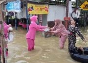 Peduli Korban Banjir, Polsek Sampang dan Bhayangkari Bagikan Ratusan Takjil