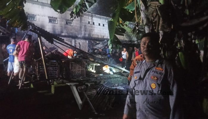 Gerak Cepat Polsek Wringinanom Bantu Padamkan Kebakaran Kandang Ayam di Gresik