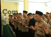 Polres Gresik Gelar Salat Gaib untuk Tiga Polisi yang Gugur di Lampung