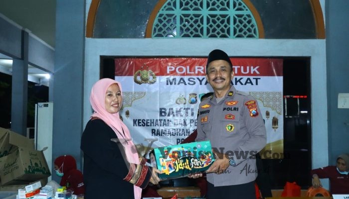 Peduli Kesehatan Warga di Bulan Ramadan, Polres Gresik Gelar Bakti Sosial Kesehatan dan Pembagian Sembako