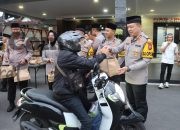 Merajut Kebersamaan, Polres Tulungagung dan Kodim 0807 Bagikan Takjil kepada Warga