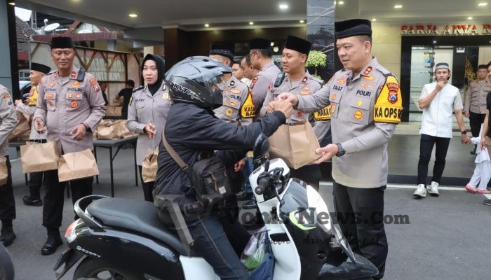 Merajut Kebersamaan, Polres Tulungagung dan Kodim 0807 Bagikan Takjil kepada Warga