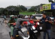 Polres Pelabuhan Tanjung Perak Berbagi Takjil, Wujud Kepedulian di Bulan Ramadan