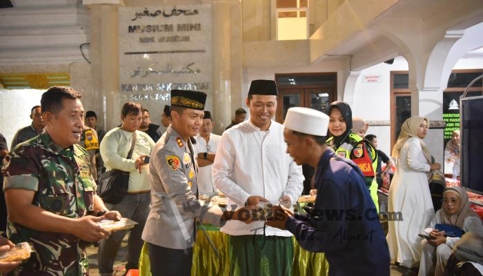 Dihadiri Ribuan Orang, Tradisi Malam Selawe 2025 di Gresik Berjalan Kondusif