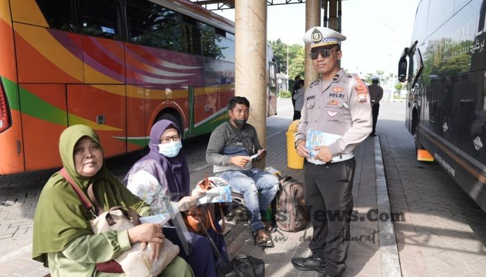 Satlantas Polres Gresik Gelar Rampcheck dan Pemeriksaan Kesehatan Sopir Bus Demi Jamin Keselamatan Pemudik
