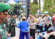 Sinergitas Polres Gresik dan Kodim 0817 Gresik Bagikan 400 Takjil untuk Masyarakat