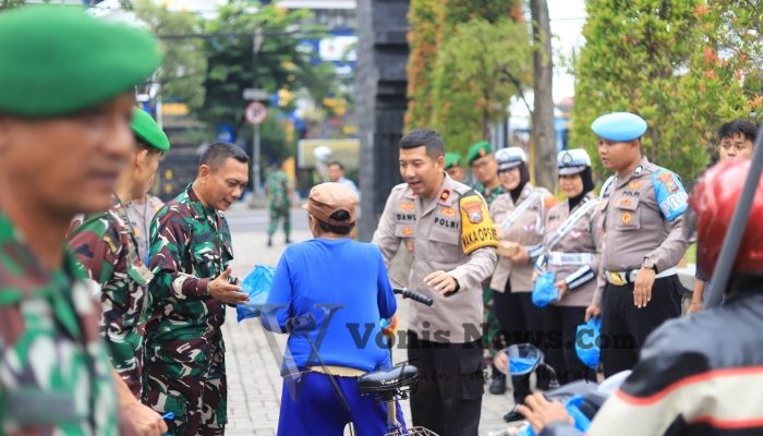 Sinergitas Polres Gresik dan Kodim 0817 Gresik Bagikan 400 Takjil untuk Masyarakat