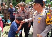 Patroli Jalan Kaki Kapolrestabes Surabaya di KBS, Bagi Cokelat dan Jamin Keamanan Pengunjung