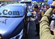 Kapolri Sapa dan Beri Bingkisan ke Pemudik di Tol Kalikangkung
