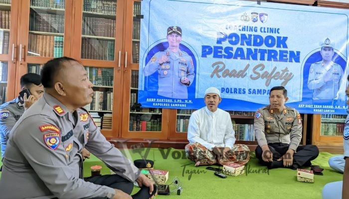 Satlantas Polres Sampang Gelar “Police Goes to Pesantren” di Ponpes Al-Haromaen, Tanamkan Budaya Tertib Lalu Lintas
