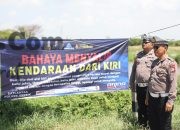 Tingkatkan Keselamatan Berkendara, Satlantas Polres Gresik Pasang Banner Bahaya Menyalip Sebelah Kiri