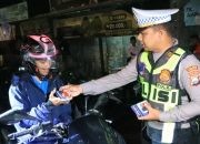 Tidak Hanya Razia, Polres Bangkalan Beri Hadiah Bagi Pengendara Motor Taat Berlalu Lintas