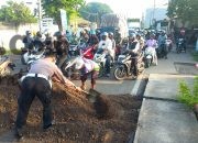 Polsek Driyorejo Sigap Tambal Jalan Berlubang Penghubung Gresik-Sidoarjo, Cegah Laka Lantas