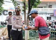 Peduli untuk Berbagi, Satlantas Polres Gresik Bagikan Paket Makanan dalam Jumat Berkah