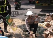 Aksi Tanggap Satlantas Polres Gresik Atasi Jalan Licin Akibat Tumpahan Minyak