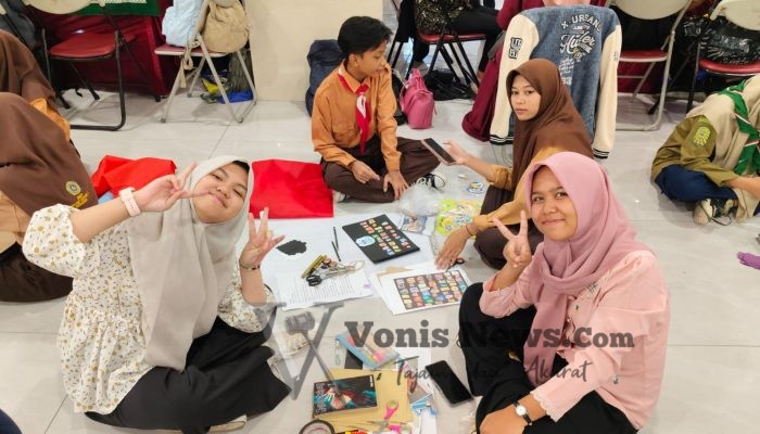 Peringati Hardiknas 2025, SMP Muhammadiyah 1 Surabaya Tampilkan Kreativitas Siswa Lewat Lomba Scrapbook