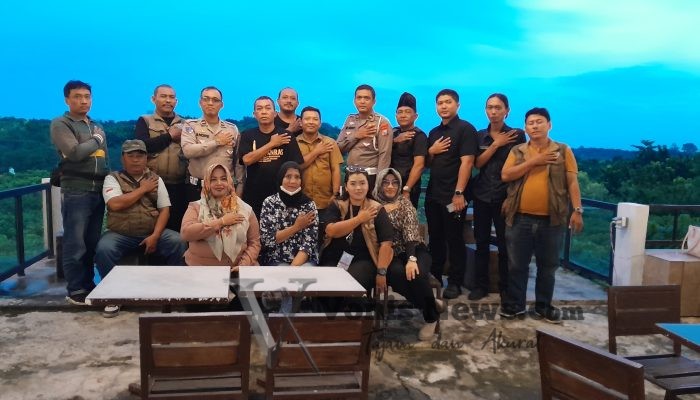 GOP Gresik Kopdar Bareng Satlantas Polres Gresik: Perkuat Sinergi Media dan Kepolisian untuk Informasi Publik yang Konstruktif  Isi Artikel: Gresik – Guna mempererat hubungan dan membangun sinergi positif antara insan pers dan aparat kepolisian, komunitas Gresik Online Produktif (GOP) menggelar kegiatan coffee morning atau kopdar bersama Satuan Lalu Lintas (Satlantas) Polres Gresik pada Senin sore, 26 Mei 2025. Kegiatan ini berlangsung di Cliff Café, Jalan Panggang, Desa Suci, Gresik, mulai pukul 15.00 WIB.  Turut hadir dalam acara tersebut KRI Polres Gresik Iptu Anggit Ilham, didampingi oleh Kanit Kamsel Ipda Andre dan KBO Satlantas Ipda Arif Harianto. Dari pihak GOP Gresik, hadir Wakil Ketua Siswandi, Ketua GOP MAA Hendy, serta sejumlah jurnalis dari media online lokal.  Acara diawali dengan sambutan dari Wakil Ketua GOP, Siswandi, yang menegaskan pentingnya kegiatan ini untuk memperkuat komunikasi dan kerja sama antara media dan kepolisian. “Kami ingin mempererat silaturahmi dan memperkuat sinergi, terutama dalam membantu pemberitaan yang mendukung kinerja kepolisian. Hubungan yang sudah baik ini semoga bisa terus ditingkatkan,” ujarnya.  Ketua GOP, Hendy, juga menekankan pentingnya komunikasi dua arah agar tidak terjadi kesalahpahaman dalam pemberitaan. “Kami selalu terbuka untuk klarifikasi jika ada pemberitaan yang perlu diluruskan. Kami mendukung penuh kegiatan Polres Gresik, dan GOP siap berkontribusi positif dalam menciptakan informasi yang membangun,” tegasnya.  Sementara itu, KRI Polres Gresik, Iptu Anggit Ilham, mengapresiasi dukungan media terhadap tugas-tugas kepolisian, khususnya di bidang lalu lintas. “Media adalah mitra strategis kami. Kami sadar ada keterbatasan dalam publikasi internal, sehingga kami sangat membutuhkan rekan-rekan media untuk membantu menyebarluaskan kegiatan dan pesan-pesan positif dari Satlantas maupun Polres Gresik secara umum,” ungkapnya.  Ia juga membuka ruang dialog terbuka apabila muncul pemberitaan negatif yang tidak berdasar fakta. “Kami sangat terbuka untuk klarifikasi demi menjaga kepercayaan publik. Mari kita saling bantu dan saling jaga,” tambahnya.  Kanit Kamsel Satlantas Polres Gresik, Ipda Andre, menutup sesi sambutan dengan harapan bahwa komunikasi antara Satlantas dan media dapat terus terjalin dengan baik. “Koordinasi ini sangat penting untuk memastikan informasi yang sampai ke masyarakat benar, edukatif, dan mendukung keamanan lalu lintas,” katanya.  Acara kemudian dilanjutkan dengan sesi diskusi santai dan ramah tamah, yang memperkuat komitmen kedua pihak untuk terus menjaga komunikasi, kolaborasi, dan integritas dalam penyebaran informasi publik