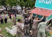 3 Pilar Simokerto Tertibkan Bekupon di Area Makam Kapas Krampung Demi Jaga Ketertiban dan Keindahan