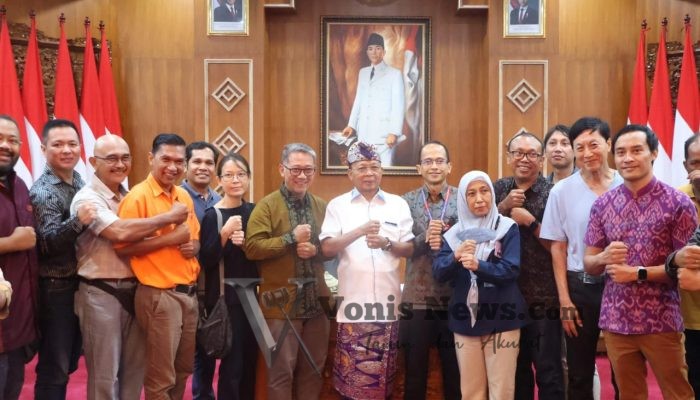 Wayan Koster Tegas Larang Produksi Aqua Botol Plastik di Bawah 1 Liter di Bali