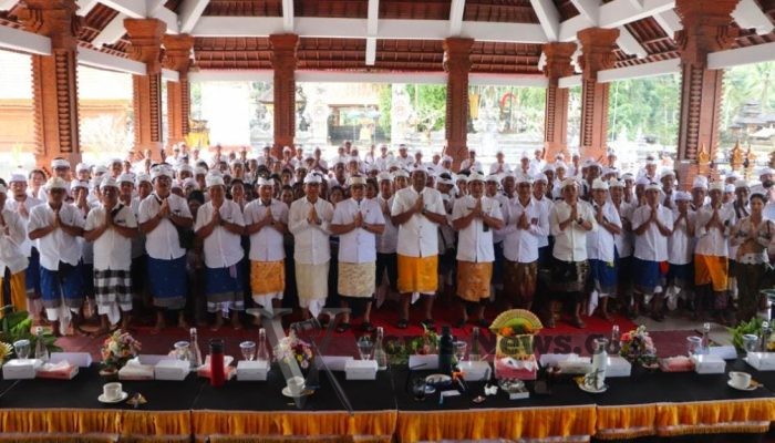 Bupati Adi Arnawa Mendem Pedagingan di Pura Rambut Siwi, Tegaskan Komitmen Dukung Pelestarian Adat dan Budaya