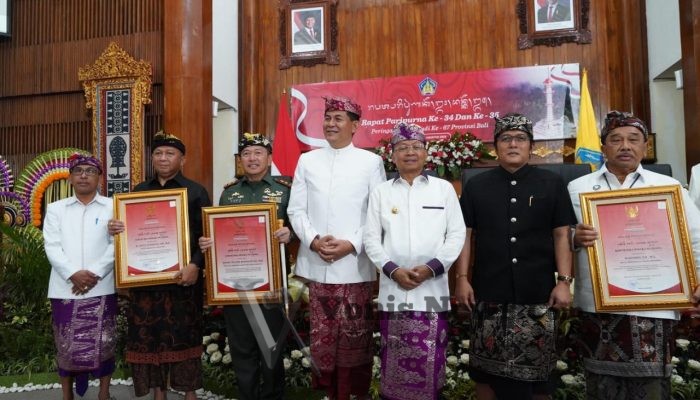 Pangdam IX/Udayana Terima Penghargaan “Kerthi Bali Sewaka Nugraha” dari Pemprov Bali