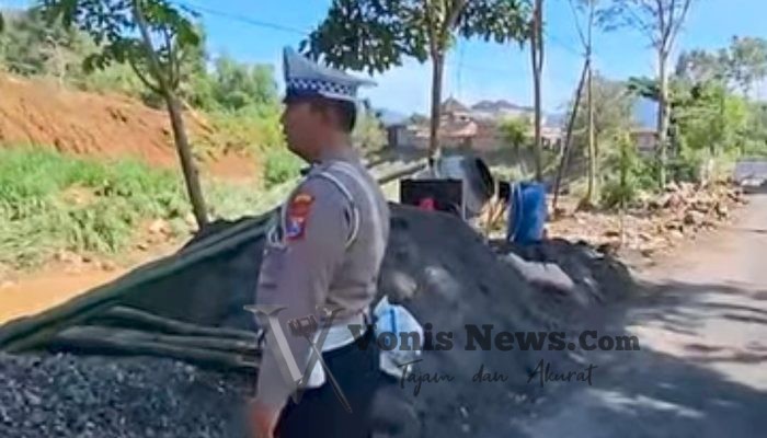 Satlantas Polres Trenggalek Imbau Kontraktor Tambah Lampu Penanda di Lokasi Proyek Tanggul Sungai