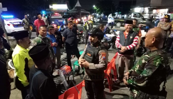 Sinergitas TNI-Polri dan Masyarakat Semampir dalam Giat Kebersamaan, Wujudkan Keamanan Kondusif