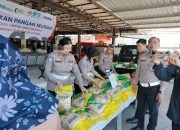 Gerakan Pangan Polri Untuk Masyarakat, Samsat Surabaya Utara Gelontor 2 Ton Beras SPHP Ratusan Wajib Pajak Sambut Gembira