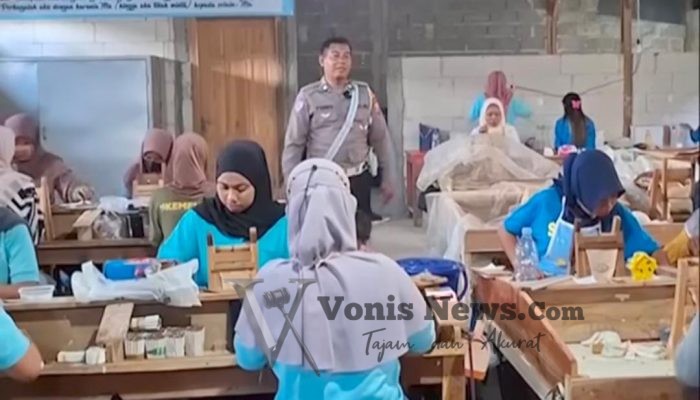 Polantas Trenggalek Edukasi Karyawan Pabrik Rokok Sekuter Tentang Tertib Berlalu Lintas