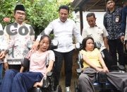 Bupati Sidoarjo Serahkan Bantuan Dua Kursi Roda untuk Warga Difabel