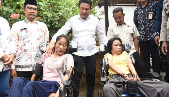 Bupati Sidoarjo Serahkan Bantuan Dua Kursi Roda untuk Warga Difabel