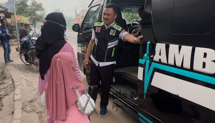Ambulans Gratis Polres Gresik Antar Pasien Anak Asal Panceng Kontrol ke RSUD Soetomo Surabaya
