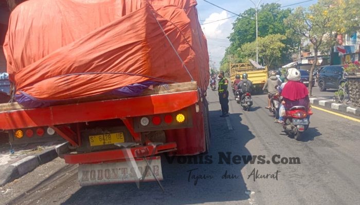 Polres Gresik Tindak Tegas Truk Besar Bandel Langgar Jam Operasional di Jalur Padat