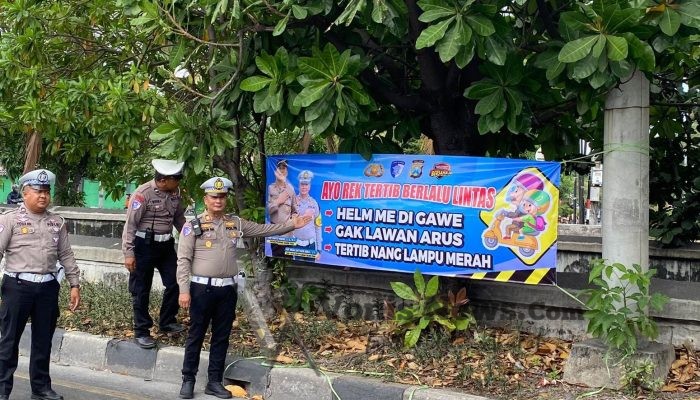 Tingkatkan Kesadaran, Satlantas Polres Pelabuhan Tanjung Perak Gencarkan Sosialisasi Tertib Lalu Lintas di Akses Suramadu