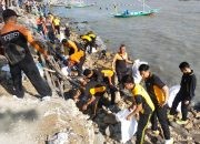 Peringati World Cleanup Day 2025, Polres Pelabuhan Tanjung Perak Bersihkan Pesisir Pantai Tambak Wedi