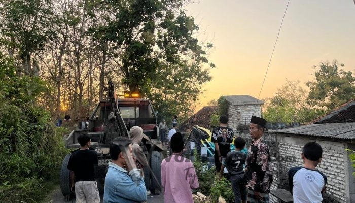 Dump Truk Bermuatan Pasir Tabrak Rumah di Bangkalan, Dua Anak Tewas Tertimpa