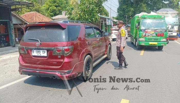 Polsek Tanah Merah Sigap Atur Lalin Dump Truk Mogok di Jalan Raya Petrah Bangkalan