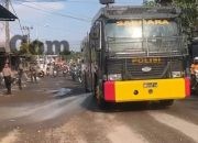 Respon Keluhan Warga, Sat Samapta Polres Gresik Semprot Jalan Berdebu Imbas Pelebaran Jalan Yosowilangun – Suci