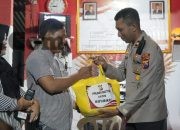 Polres Blitar Kabupaten Memberikan Sarana Kontak Berupa HT Kepada POS Kampling