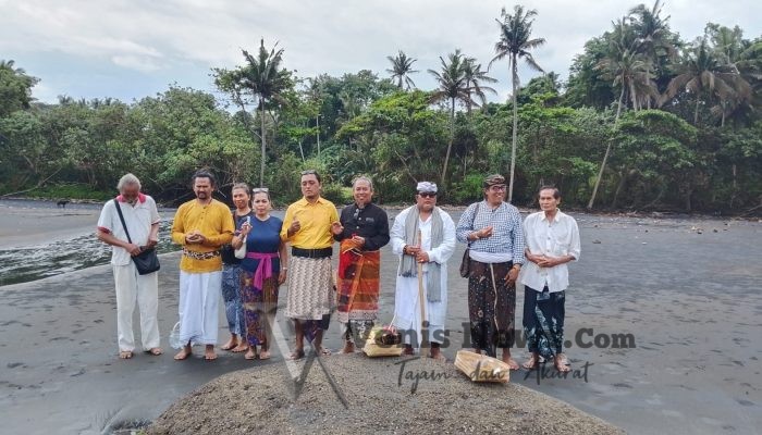 PHMB Bersama Yayasan Hindu Bali Gelar Persembahyangan dan Lepas Puluhan Tukik di Pantai Surabrata